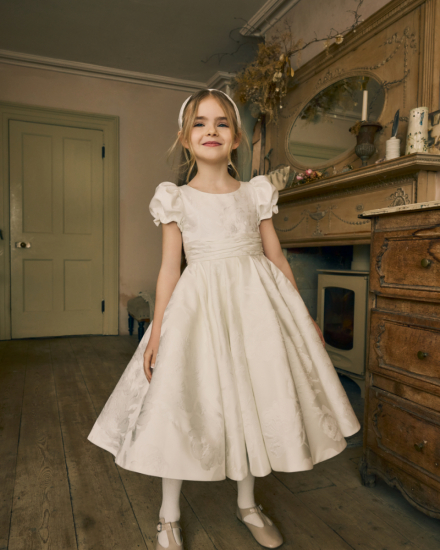 Festliches Kinderkleid mit Puffärmeln und weit schwingendem Rock in Gesamtansicht