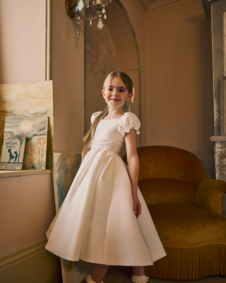Schlichtes festliches Kinderkleid mit Puffärmeln und Taillenband