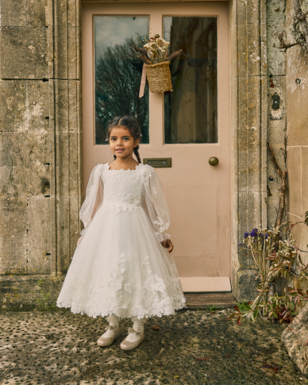 Romantisches Kinderkleid mit Spitze, transparenten langen Ärmeln und weitem Rock