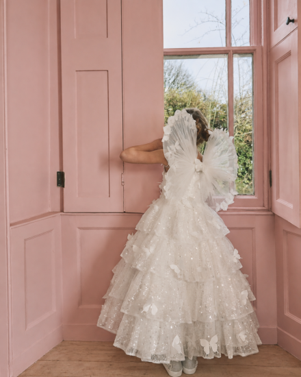 Kinderkleid mit Stufenrock, Glitzer, Schmetterlingen und Feenflügeln in Rückenansicht